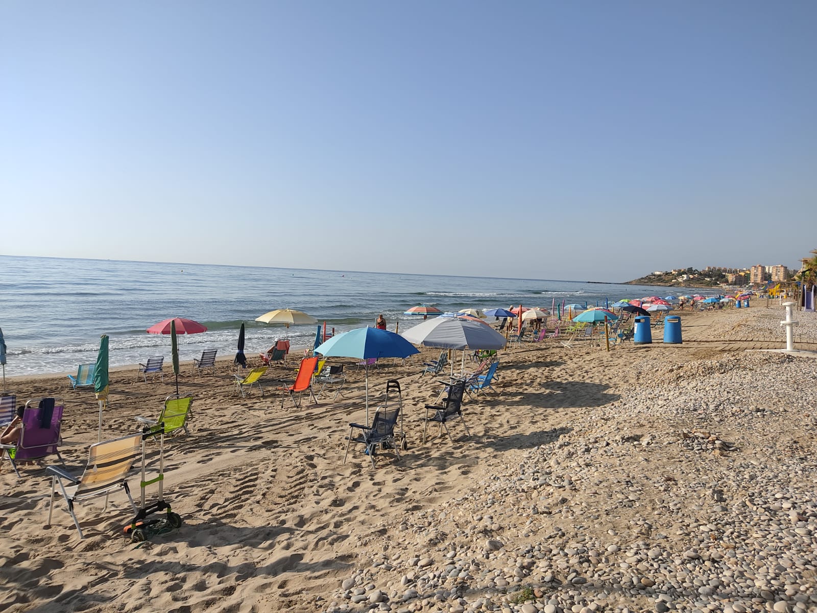 Oropesa sancionará a los usuarios que utilicen las sombrillas para asegurarse un sitio en la playa Oropesa sancionará a los usuarios que utilicen las sombrillas para asegurarse un sitio en la playa