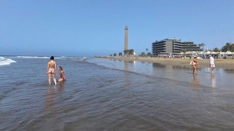 Vista inusual de la playa de Maspalomas en una &eacute;poca en la que suele estar abarrotada de turistas.
