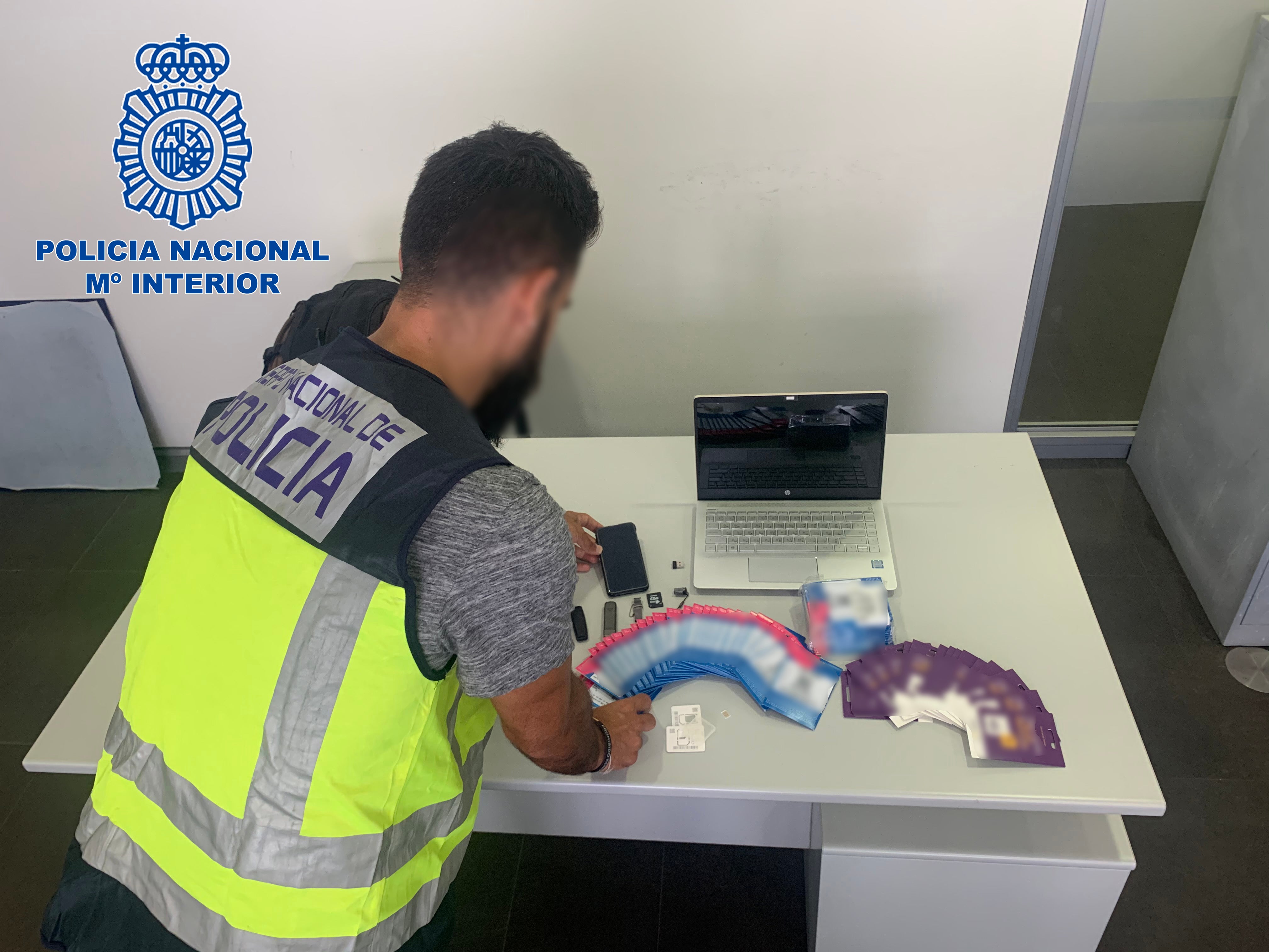 La Policía Nacional detiene en Elche a un hombre por acosar por teléfono a cuatro mujeres La Policía Nacional detiene en Elche a un hombre por acosar por teléfono a cuatro mujeres