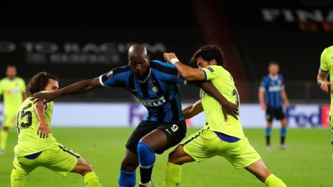 Lukaku se lleva el bal&oacute;n ante Cucurella. 