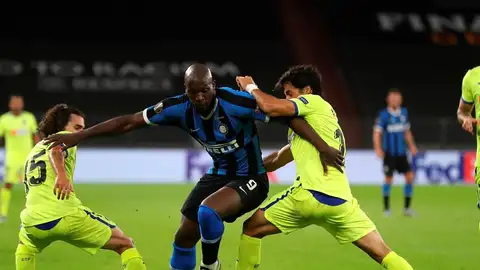 Lukaku se lleva el balón ante Cucurella. Lukaku se lleva el balón ante Cucurella.