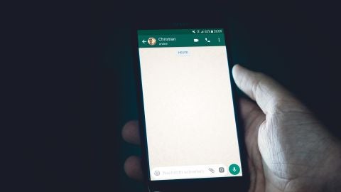 M&oacute;vil con WhatsApp