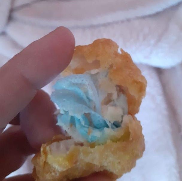 Una niña de seis años a punto de ahogarse al comerse un nugget con una mascarilla dentro Una niña de seis años a punto de ahogarse al comerse un nugget con una mascarilla dentro