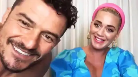 Orlando Bloom y Katy Perry durante un directo en Twitter Orlando Bloom y Katy Perry durante un directo en Twitter