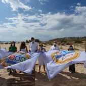Los representantes políticos, con la bandera que distingue al Carabassí como playa sin humos.