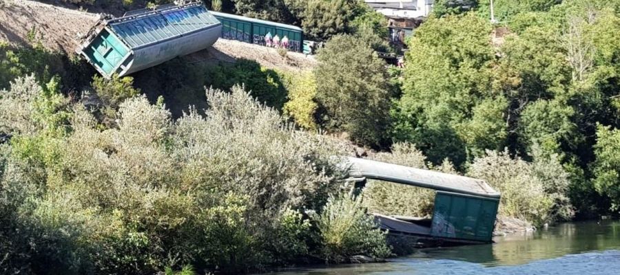 Vagones en el Río Sil Vagones en el Río Sil