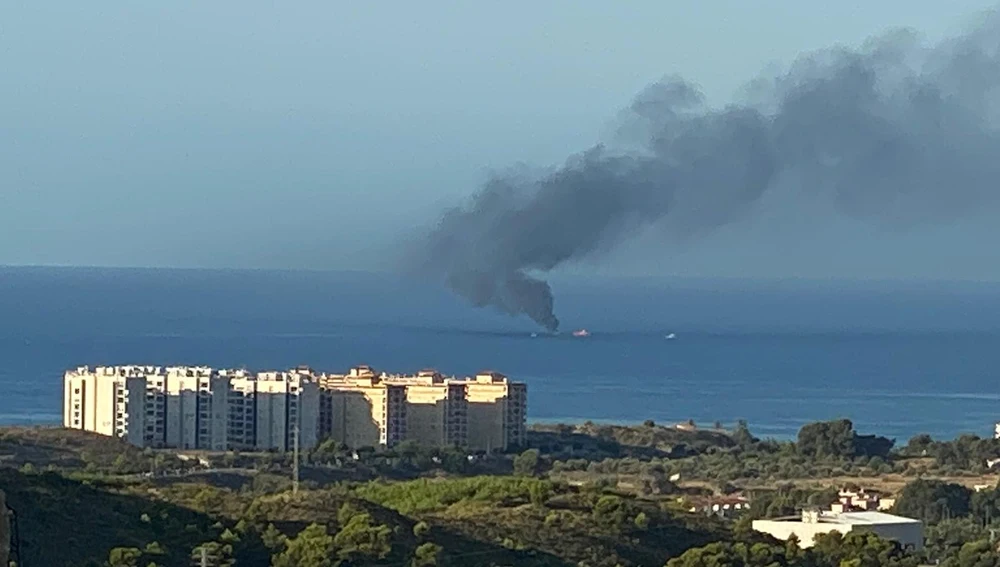 Incendio del pesquero 'Estrella del Rosario' en El Campello y La Vila. Incendio del pesquero 'Estrella del Rosario' en El Campello y La Vila.