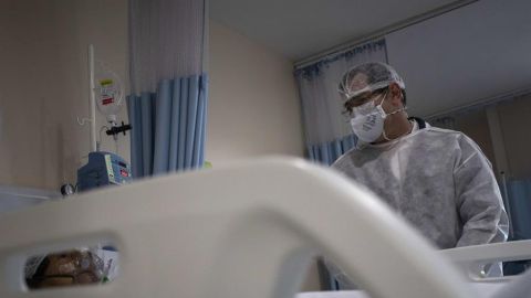 Un paciente con COVID-19 recibe tratamiento en un hospital.