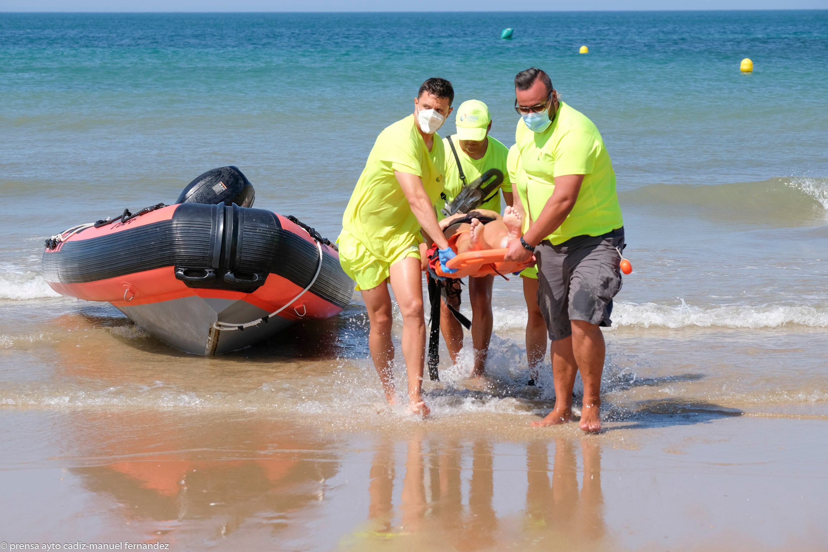 El Ayuntamiento realiza un simulacro de salvamento y socorrismo aplicando las medidas preventivas en situación de alerta sanitaria El Ayuntamiento realiza un simulacro de salvamento y socorrismo aplicando las medidas preventivas en situación de alerta sanitaria