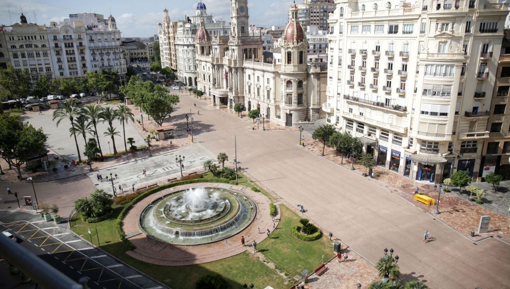 Finalizadas las obras de peatonalización de la Plaza del Ayuntamiento de València