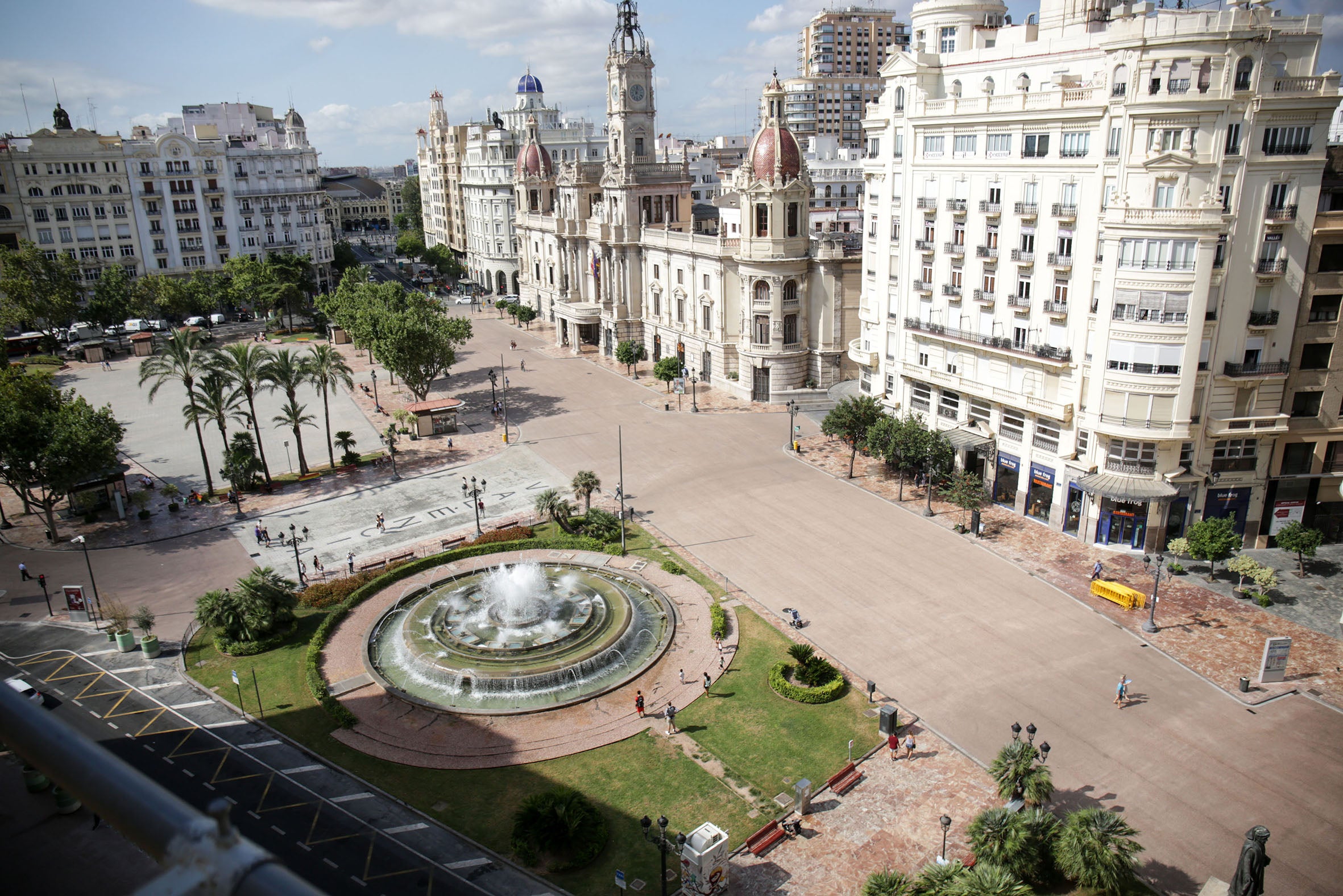 Finalizadas las obras de peatonalización de la Plaza del Ayuntamiento de València Finalizadas las obras de peatonalización de la Plaza del Ayuntamiento de València