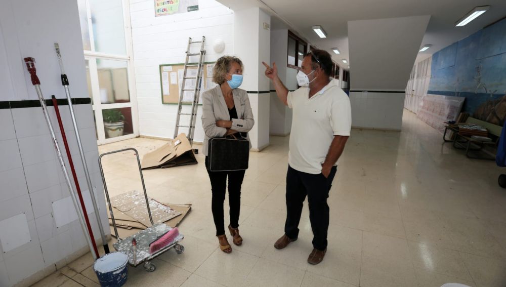 Lola Campos visita uno de los colegios objeto de las mejoras