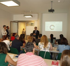 La Asociación de Empresas de Servicios de Elche y Comarca incide en el desplome histórico de la economía del país y en la necesidad de colaborar con la pequeña y mediana empresa. La Asociación de Empresas de Servicios de Elche y Comarca incide en el desplome histórico de la economía del país y en la necesidad de colaborar con la pequeña y mediana empresa.