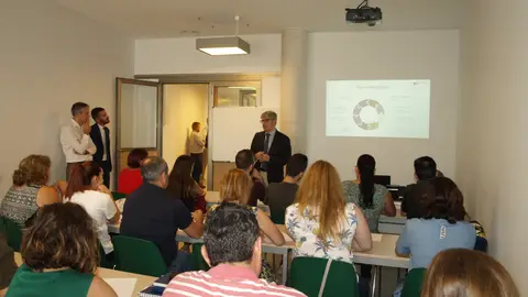 La Asociación de Empresas de Servicios de Elche y Comarca incide en el desplome histórico de la economía del país y en la necesidad de colaborar con la pequeña y mediana empresa. La Asociación de Empresas de Servicios de Elche y Comarca incide en el desplome histórico de la economía del país y en la necesidad de colaborar con la pequeña y mediana empresa.