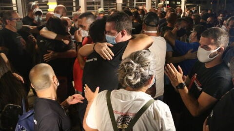 Treballadors de Nissan celebrant l'acord