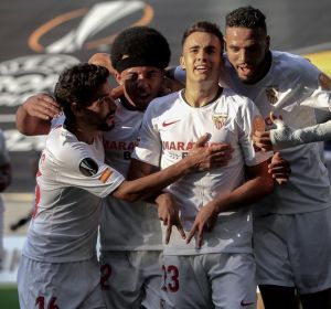 Los futbolistas del Sevilla celebran el gol de Reguilón. Los futbolistas del Sevilla celebran el gol de Reguilón.