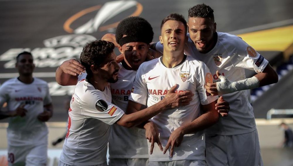 Los futbolistas del Sevilla celebran el gol de Reguilón.