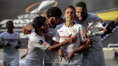 Los futbolistas del Sevilla celebran el gol de Reguilón. Los futbolistas del Sevilla celebran el gol de Reguilón.