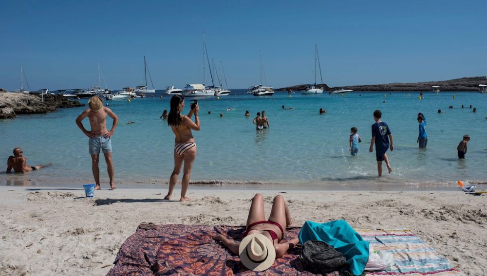 Bañistas en una playa de Menorca