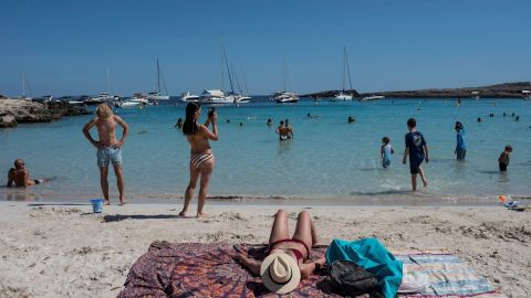Ba&ntilde;istas en una playa de Menorca