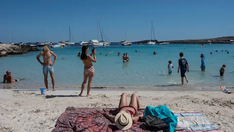Bañistas en una playa de Menorca Bañistas en una playa de Menorca