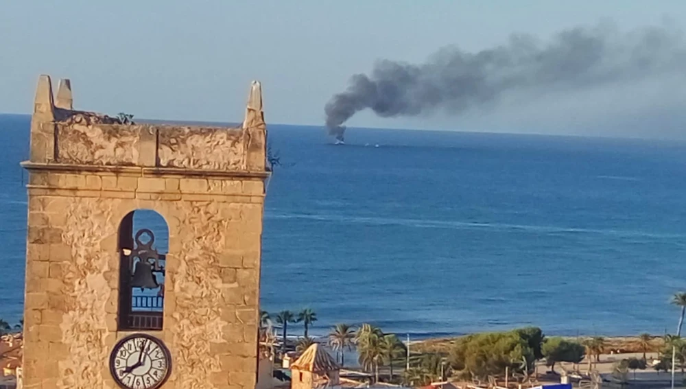 Incendio del pesquero 'Estrella del Rosario' en El Campello y La Vila. Incendio del pesquero 'Estrella del Rosario' en El Campello y La Vila.