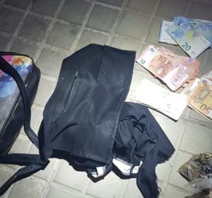 Un detenido en Elche por robar con fuerza y un cuchillo a una mujer. Un detenido en Elche por robar con fuerza y un cuchillo a una mujer.