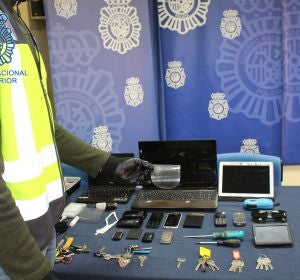 Imagen cedida por la Policía con algunos de los objetos incautados en este tipo de robos Imagen cedida por la Policía con algunos de los objetos incautados en este tipo de robos