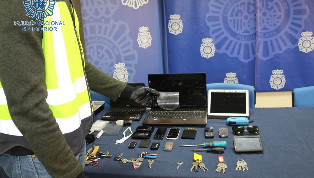 Imagen cedida por la Policía con algunos de los objetos incautados en este tipo de robos