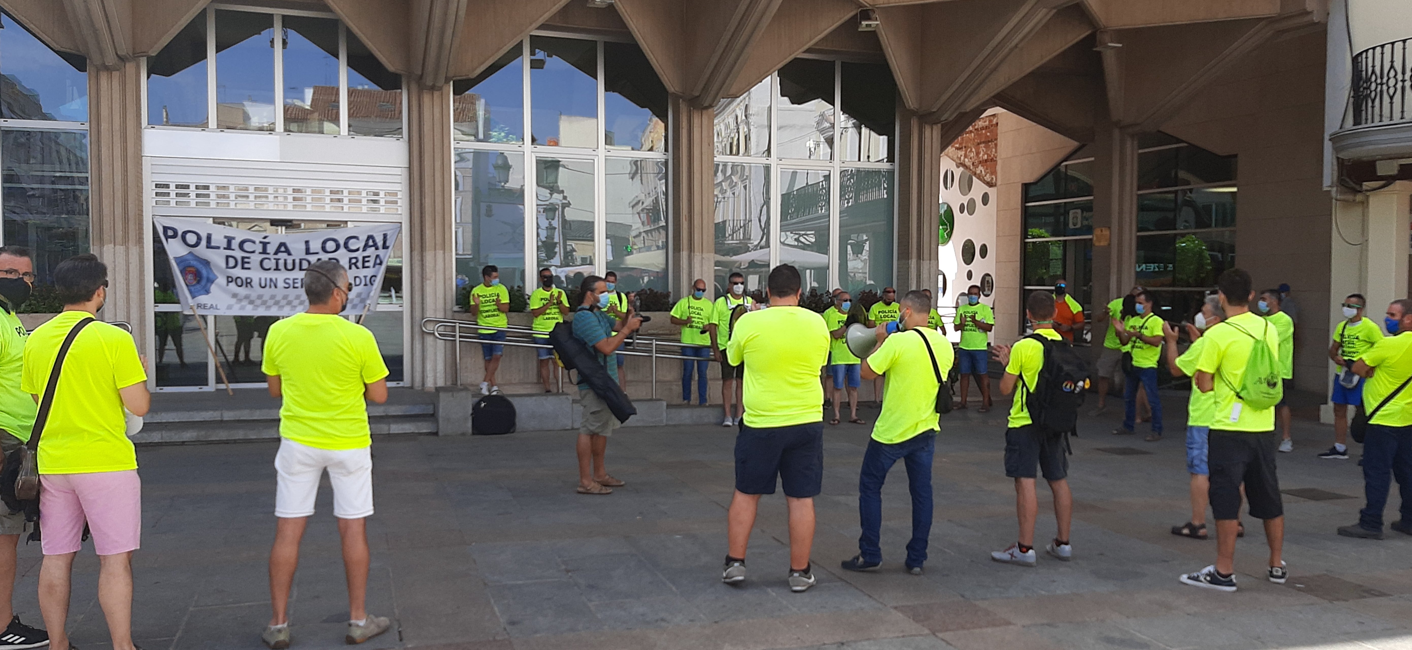 La Policía Municipal de Ciudad Real protesta ante el Ayuntamiento La Policía Municipal de Ciudad Real protesta ante el Ayuntamiento