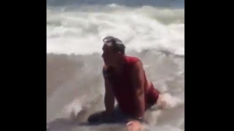 La asociaci&oacute;n Equinac denuncia al hombre que mat&oacute; a un pez luna en la playa de Roquetas de mar, en Almer&iacute;a