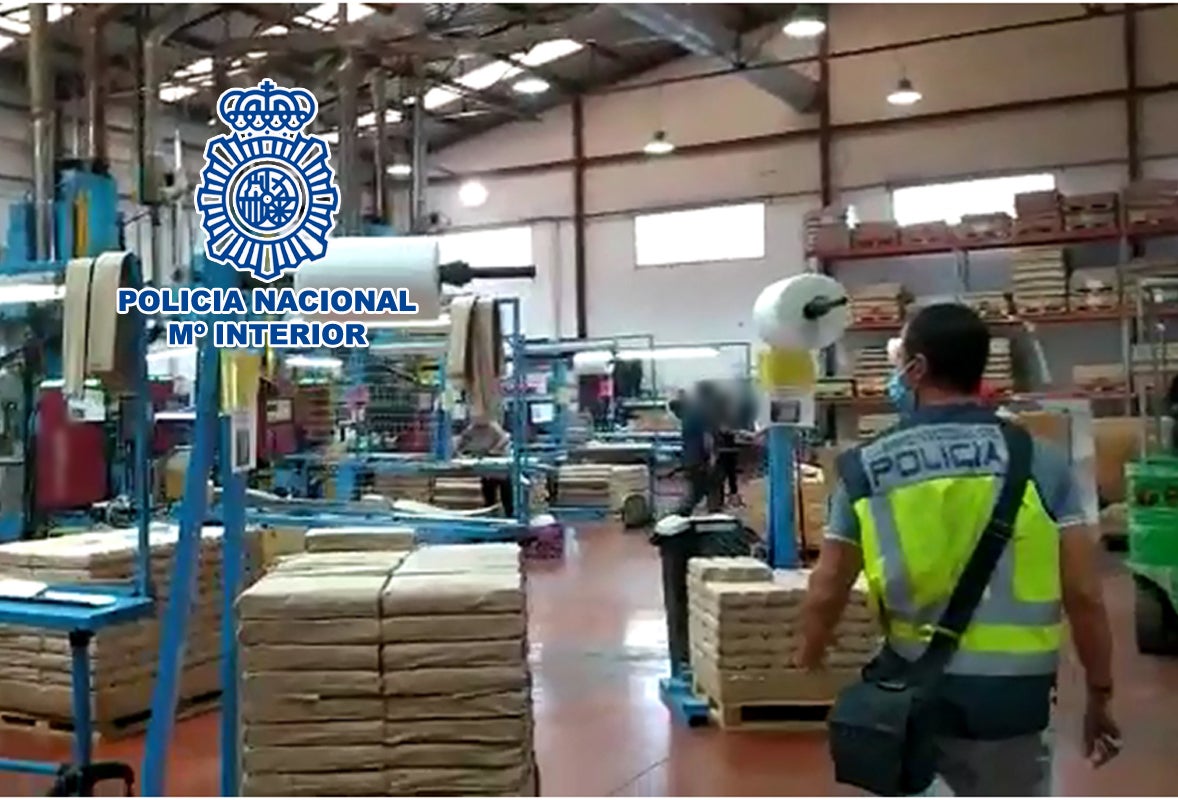 La Policía Nacional detiene en Crevillent a un empresario por explotar laboralmente a 50 trabajadores La Policía Nacional detiene en Crevillent a un empresario por explotar laboralmente a 50 trabajadores