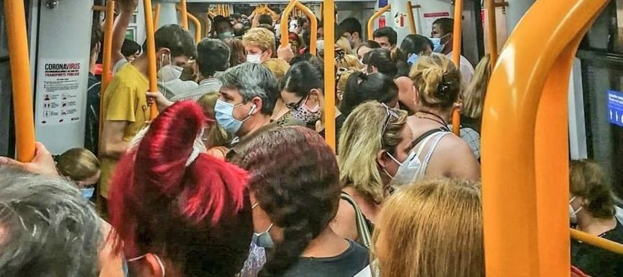 Las redes arden por las aglomeraciones en el metro de Madrid: "Esta gente va a trabajar, no va de copas" Las redes arden por las aglomeraciones en el metro de Madrid: "Esta gente va a trabajar, no va de copas"