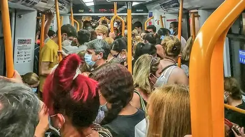 Las redes arden por las aglomeraciones en el metro de Madrid: "Esta gente va a trabajar, no va de copas" Las redes arden por las aglomeraciones en el metro de Madrid: "Esta gente va a trabajar, no va de copas"