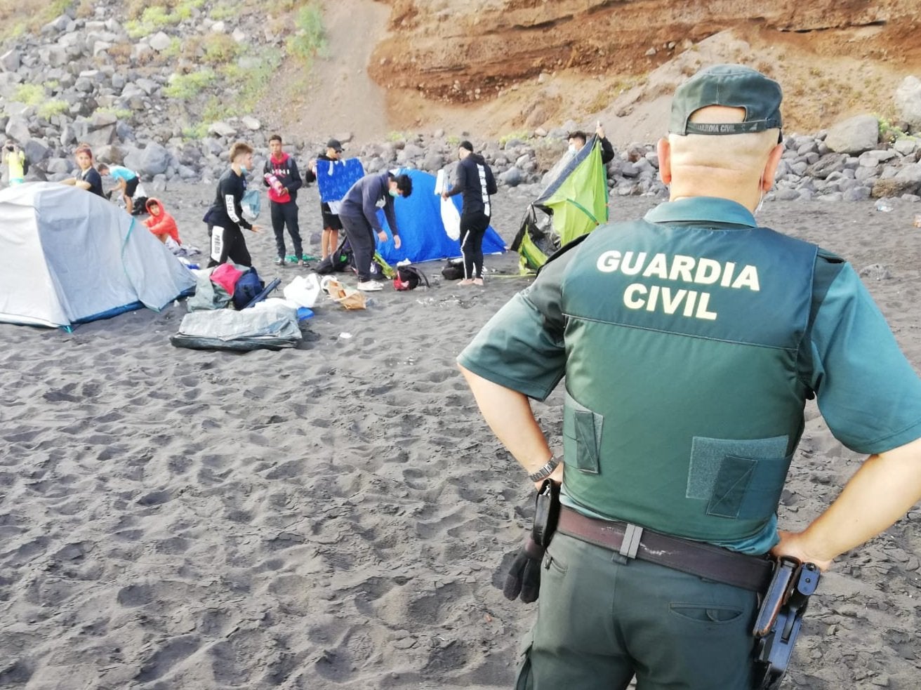 Desalojan la playa de Los Patos tras interceptar una quedada para difundir la Covid 19 Desalojan la playa de Los Patos tras interceptar una quedada para difundir la Covid 19