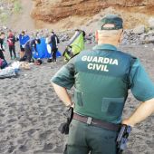 La Guardia Civil desaloja la Playa de Los Patos, donde había 62 personas acampadas.