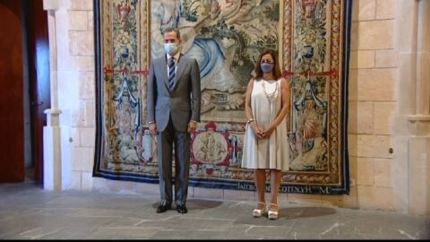 El rey Felipe VI recibe en audiencia a la presidenta de Baleares, Francina Armengol en el Palacio de Almudaina en Mallorca, este lunes. 