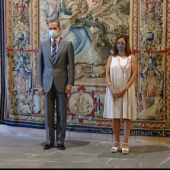 El rey Felipe VI recibe en audiencia a la presidenta de Baleares, Francina Armengol en el Palacio de Almudaina en Mallorca, este lunes. 
