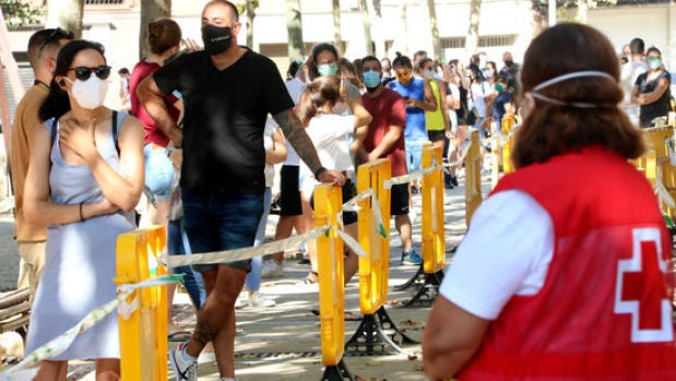 Veïns fent cua per fer-se el test PCR a Terrassa Veïns fent cua per fer-se el test PCR a Terrassa
