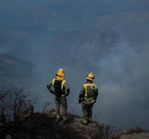 Los bomberos trabajan contra el incendio de Lobios en Ourense Los bomberos trabajan contra el incendio de Lobios en Ourense