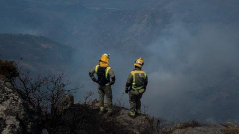 Los bomberos trabajan contra el incendio de Lobios en Ourense