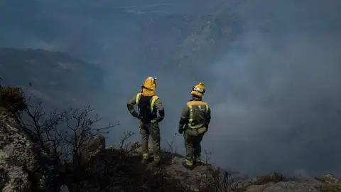 Los bomberos trabajan contra el incendio de Lobios en Ourense Los bomberos trabajan contra el incendio de Lobios en Ourense