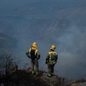 Los bomberos trabajan contra el incendio de Lobios en Ourense