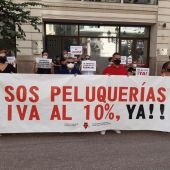 El sector de las peluquerías inicia sus protestas en València ante la amenaza de cierre de 16.000 salones