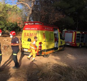 Los bomberos durante el rescate de la menor. Los bomberos durante el rescate de la menor.