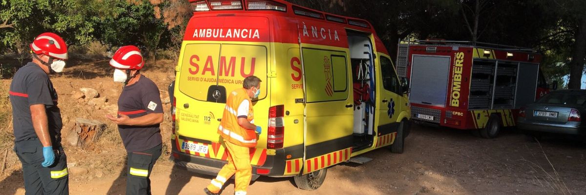 Los bomberos durante el rescate de la menor. Los bomberos durante el rescate de la menor.