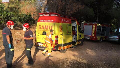 Los bomberos durante el rescate de la menor.