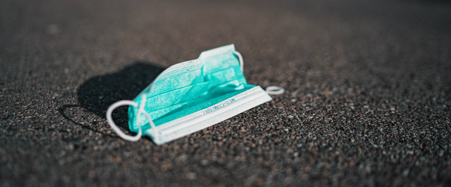 Una señora intenta librarse de llevar mascarilla con un justificante firmado por ella misma Una señora intenta librarse de llevar mascarilla con un justificante firmado por ella misma