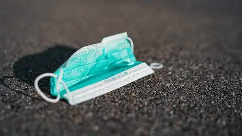 Mascarillas en el coche: tirarlas puede suponer una sanción de 3000 euros Mascarillas en el coche: tirarlas puede suponer una sanción de 3000 euros