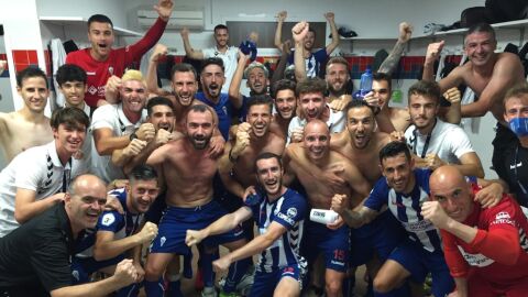 La plantilla del CD Alcoyano celebra una victoria en el vestuario